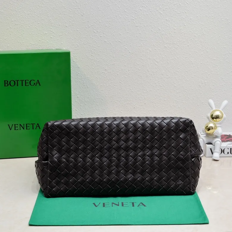 Batch 3760 #Bottega Veneta 2023 spring and summer new Andiamo handbag, many stars have the same style 🎈 Classic full-body leather weaving with golden knot buckle, stable and chic enough [satisfied] The whole body is made of Nappa sheep leather, comfortable, soft and dynamic. The sliding metal knot buckle can adjust the shoulder strap, single shoulder/handbag/crossbody, multiple carrying methods, large bag capacity, suitable for commuting/daily/traveling This bag is divided into small/medium/large sizes. There is always one that suits you, so take it with you🎀🎀 Size: 45*22*34, model: 5543#
